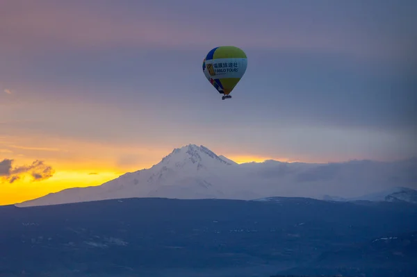 Montanha Erciyes Vulcânica Kayseri Nascer Sol Balões Capadócia Voando Torno — Fotografia de Stock