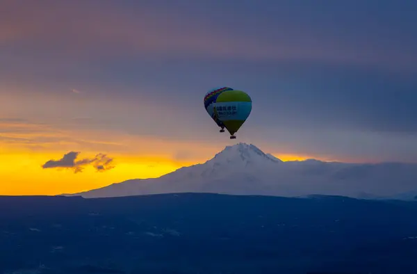 Вулканічна Гора Ерція Сході Сонця Кайсері Кулі Каппадокії Літають Навколо — стокове фото