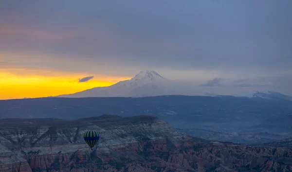 Sopečná Erciyes Hora Kayseri Východ Slunce Cappadocia Balóny Létání Kolem — Stock fotografie