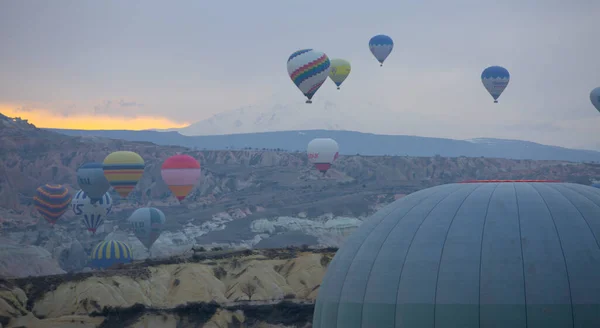 凯塞里日出的火山Erciyes山 Cappadocia气球在它周围飞舞 — 图库照片