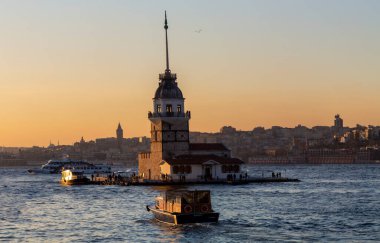 Bakire Kulesi ve Galata Kulesi İstanbul 'un sembolik yapılarının aynı çerçevesinde.