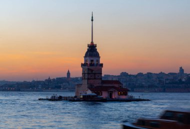Bakire Kulesi ve Galata Kulesi İstanbul 'un sembolik yapılarının aynı çerçevesinde.