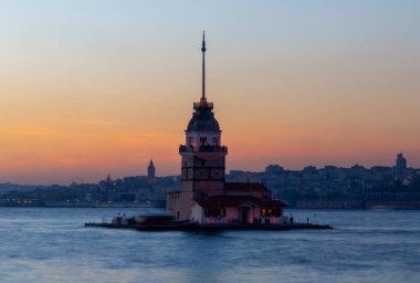 Bakire Kulesi ve Galata Kulesi İstanbul 'un sembolik yapılarının aynı çerçevesinde.