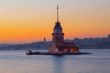 Bakire Kulesi ve Galata Kulesi İstanbul 'un sembolik yapılarının aynı çerçevesinde.