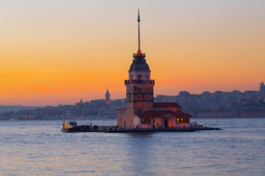 Bakire Kulesi ve Galata Kulesi İstanbul 'un sembolik yapılarının aynı çerçevesinde.