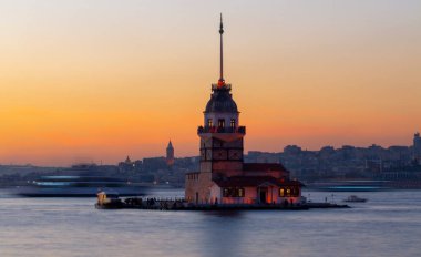 Bakire Kulesi ve Galata Kulesi İstanbul 'un sembolik yapılarının aynı çerçevesinde.