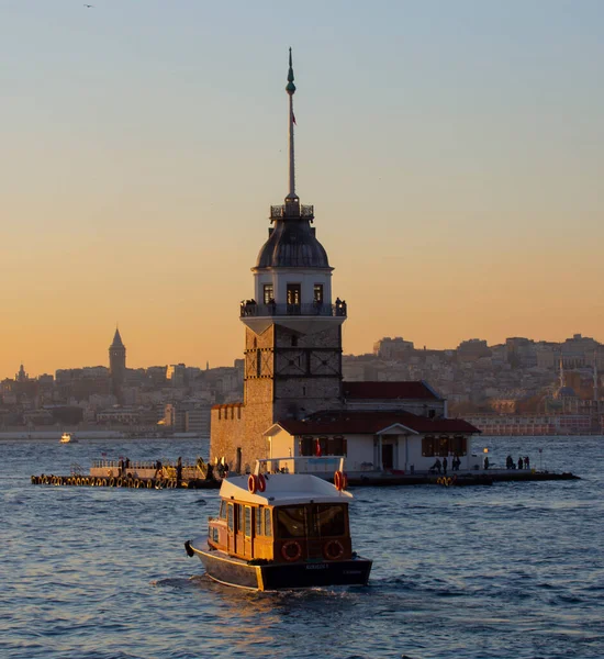乙女の塔とガラタ塔同じフレームでは イスタンブールの象徴的な構造 — ストック写真