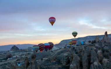  Sıcak hava balonu alevlerle dolu. Kapadokya, Türkiye.