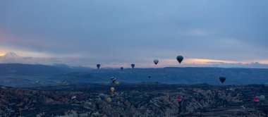  Sıcak hava balonu alevlerle dolu. Kapadokya, Türkiye.