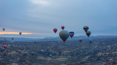  Sıcak hava balonu alevlerle dolu. Kapadokya, Türkiye.