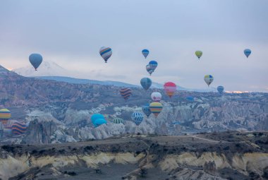  Sıcak hava balonu alevlerle dolu. Kapadokya, Türkiye.