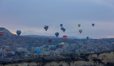  Sıcak hava balonu alevlerle dolu. Kapadokya, Türkiye.