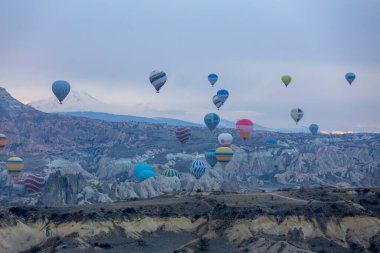  Sıcak hava balonu alevlerle dolu. Kapadokya, Türkiye.