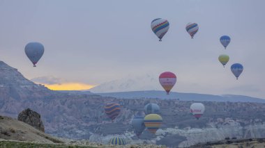  Sıcak hava balonu alevlerle dolu. Kapadokya, Türkiye.