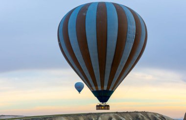  Sıcak hava balonu alevlerle dolu. Kapadokya, Türkiye.