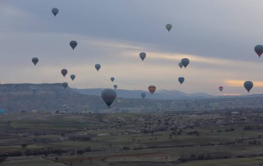  Sıcak hava balonu alevlerle dolu. Kapadokya, Türkiye.