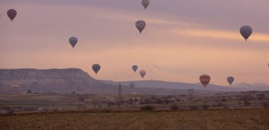  Sıcak hava balonu alevlerle dolu. Kapadokya, Türkiye.