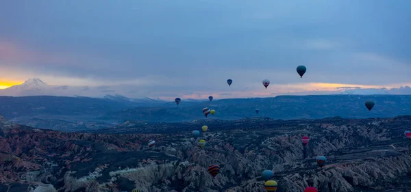 Sıcak Hava Balonu Alevlerle Dolu Kapadokya Türkiye — Stok fotoğraf
