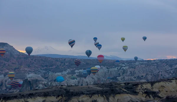 Montgolfière Étant Air Chaud Rempli Flamme Cappadoce Turquie — Photo