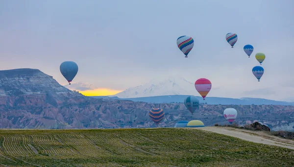 熱気球は炎で満たされた熱い空気です トルコのカッパドキア — ストック写真