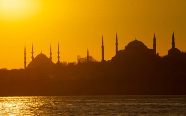 Mavi Cami ve Ayasofya 'nın gün batımında ve gün batımından sonra görüntüsü bir tele zoom lensiyle çekildi..