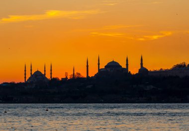 Mavi Cami ve Ayasofya 'nın gün batımında ve gün batımından sonra görüntüsü bir tele zoom lensiyle çekildi..