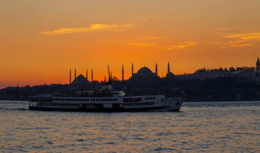 Mavi Cami ve Ayasofya 'nın gün batımında ve gün batımından sonra görüntüsü bir tele zoom lensiyle çekildi..