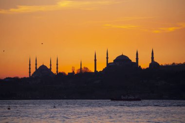 Mavi Cami ve Ayasofya 'nın gün batımında ve gün batımından sonra görüntüsü bir tele zoom lensiyle çekildi..