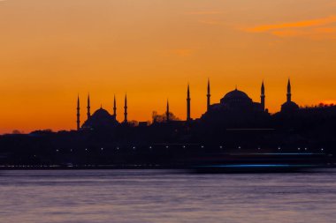 Mavi Cami ve Ayasofya 'nın gün batımında ve gün batımından sonra görüntüsü bir tele zoom lensiyle çekildi..