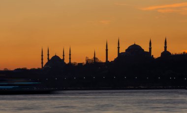 Mavi Cami ve Ayasofya 'nın gün batımında ve gün batımından sonra görüntüsü bir tele zoom lensiyle çekildi..