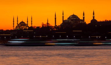 Mavi Cami ve Ayasofya 'nın gün batımında ve gün batımından sonra görüntüsü bir tele zoom lensiyle çekildi..