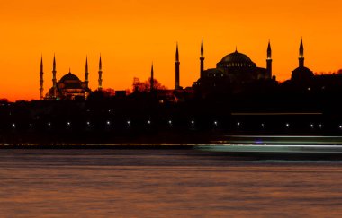 Mavi Cami ve Ayasofya 'nın gün batımında ve gün batımından sonra görüntüsü bir tele zoom lensiyle çekildi..