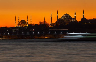 Mavi Cami ve Ayasofya 'nın gün batımında ve gün batımından sonra görüntüsü bir tele zoom lensiyle çekildi..