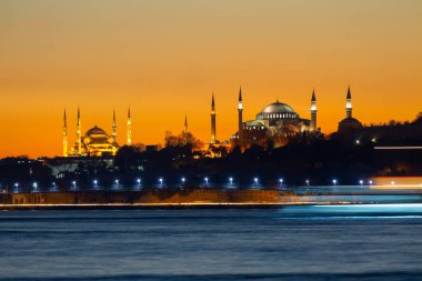 Mavi Cami ve Ayasofya 'nın gün batımında ve gün batımından sonra görüntüsü bir tele zoom lensiyle çekildi..