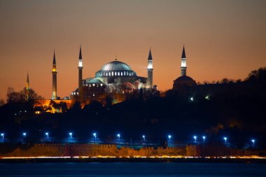Mavi Cami ve Ayasofya 'nın gün batımında ve gün batımından sonra görüntüsü bir tele zoom lensiyle çekildi..