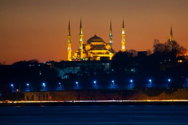 Mavi Cami ve Ayasofya 'nın gün batımında ve gün batımından sonra görüntüsü bir tele zoom lensiyle çekildi..