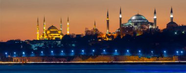 Mavi Cami ve Ayasofya 'nın gün batımında ve gün batımından sonra görüntüsü bir tele zoom lensiyle çekildi..