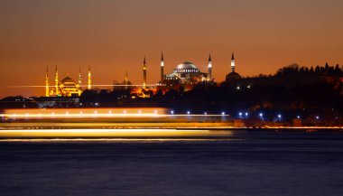Mavi Cami ve Ayasofya 'nın gün batımında ve gün batımından sonra görüntüsü bir tele zoom lensiyle çekildi..