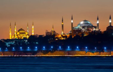 Mavi Cami ve Ayasofya 'nın gün batımında ve gün batımından sonra görüntüsü bir tele zoom lensiyle çekildi..