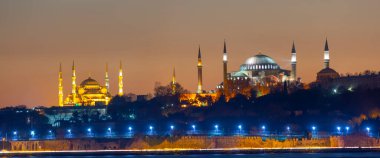 Mavi Cami ve Ayasofya 'nın gün batımında ve gün batımından sonra görüntüsü bir tele zoom lensiyle çekildi..