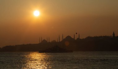 Mavi Cami ve Ayasofya 'nın gün batımında ve gün batımından sonra görüntüsü bir tele zoom lensiyle çekildi..