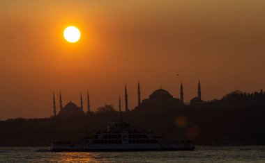 Mavi Cami ve Ayasofya 'nın gün batımında ve gün batımından sonra görüntüsü bir tele zoom lensiyle çekildi..
