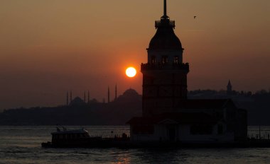 Mavi Cami ve Ayasofya 'nın gün batımında ve gün batımından sonra görüntüsü bir tele zoom lensiyle çekildi..
