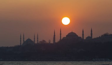 Mavi Cami ve Ayasofya 'nın gün batımında ve gün batımından sonra görüntüsü bir tele zoom lensiyle çekildi..