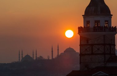 Mavi Cami ve Ayasofya 'nın gün batımında ve gün batımından sonra görüntüsü bir tele zoom lensiyle çekildi..