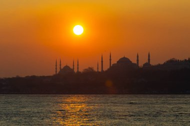 Mavi Cami ve Ayasofya 'nın gün batımında ve gün batımından sonra görüntüsü bir tele zoom lensiyle çekildi..