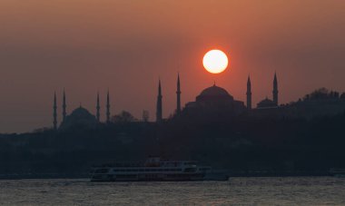 Mavi Cami ve Ayasofya 'nın gün batımında ve gün batımından sonra görüntüsü bir tele zoom lensiyle çekildi..