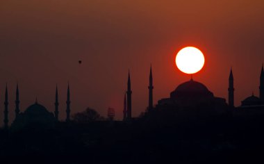 Mavi Cami ve Ayasofya 'nın gün batımında ve gün batımından sonra görüntüsü bir tele zoom lensiyle çekildi..