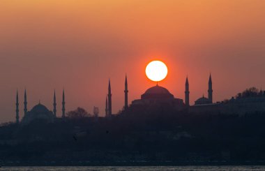 Mavi Cami ve Ayasofya 'nın gün batımında ve gün batımından sonra görüntüsü bir tele zoom lensiyle çekildi..