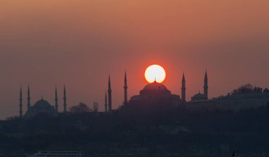 Mavi Cami ve Ayasofya 'nın gün batımında ve gün batımından sonra görüntüsü bir tele zoom lensiyle çekildi..